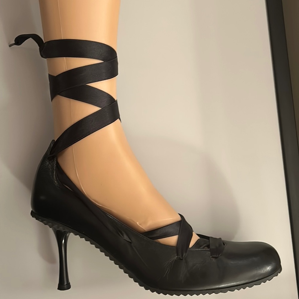 Mosquitos Size 9 (6.5 UK) lace-up black pumps.